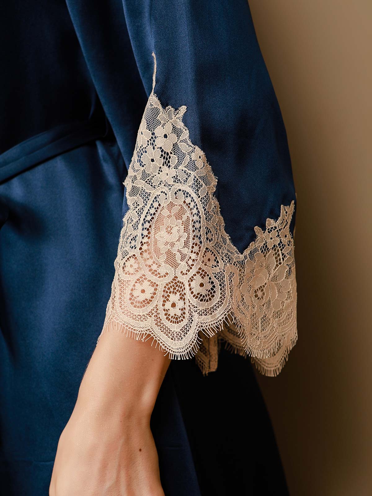 Pure Mulberry Silk V Neck Short Nightgown&Robe Set with Lace Design - Image 9